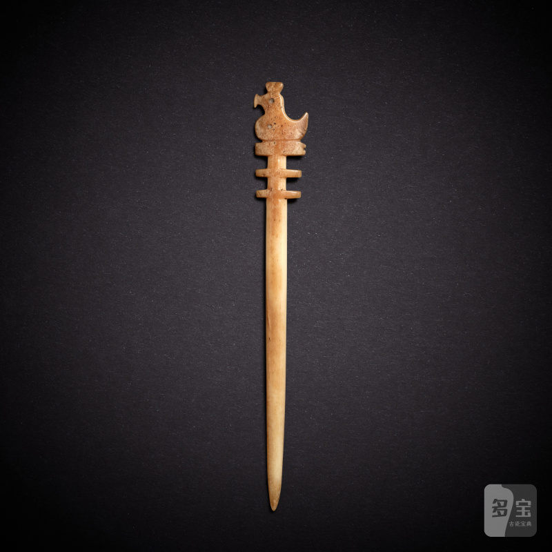 A bone ‘bird’ hairpin, Western Zhou dynasty | 西周 骨雕鳥首髮簪